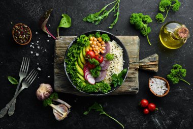 Vegan, pirinç, avokado, domates ve nohut ile detoks Buda kase tarifi. Yemekler menüsü. Ücretsiz kopya alanı. Üstte görüntü.
