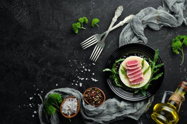 Ton balığı filetosu ve kuskus. Yemekler menüsü. Ücretsiz kopya alanı. Üstte görüntü.