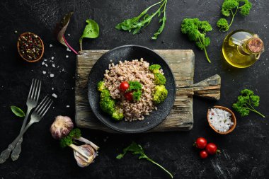 Haşlanmış yeşil karabuğday. Yemekler menüsü. Ücretsiz kopya alanı. Üstte görüntü.