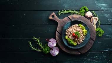 Haşlanmış yeşil karabuğday. Yemekler menüsü. Ücretsiz kopya alanı. Üstte görüntü.