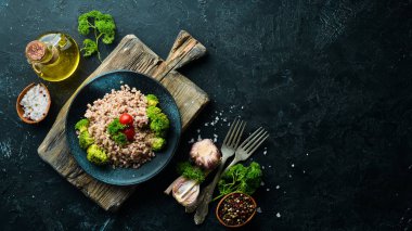 Haşlanmış yeşil karabuğday. Yemekler menüsü. Ücretsiz kopya alanı. Üstte görüntü.