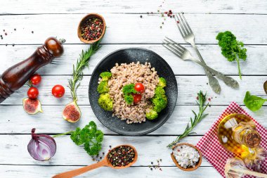 Haşlanmış yeşil karabuğday. Yemekler menüsü. Ücretsiz kopya alanı. Üstte görüntü.