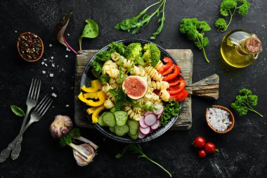 Domates, incir ve taze sebze ile Makarna. Buda kase tarifi. Yemekler menüsü. Ücretsiz kopya alanı. Üstte görüntü.