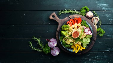 Domates, incir ve taze sebze ile Makarna. Buda kase tarifi. Yemekler menüsü. Ücretsiz kopya alanı. Üstte görüntü.