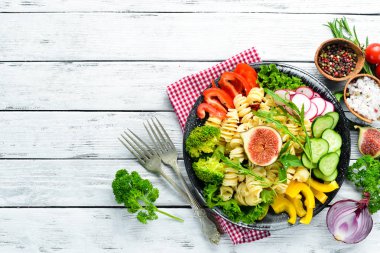 Domates, incir ve taze sebze ile Makarna. Buda kase tarifi. Yemekler menüsü. Ücretsiz kopya alanı. Üstte görüntü.