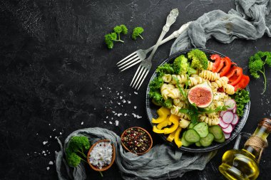 Domates, incir ve taze sebze ile Makarna. Buda kase tarifi. Yemekler menüsü. Ücretsiz kopya alanı. Üstte görüntü.