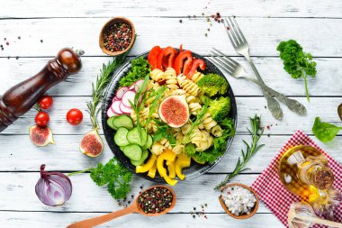 Domates, incir ve taze sebze ile Makarna. Buda kase tarifi. Yemekler menüsü. Ücretsiz kopya alanı. Üstte görüntü.