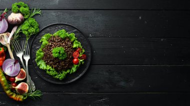 Sebzeli haşlanmış mercimek. Yemekler menüsü. Ücretsiz kopya alanı. Üstte görüntü.