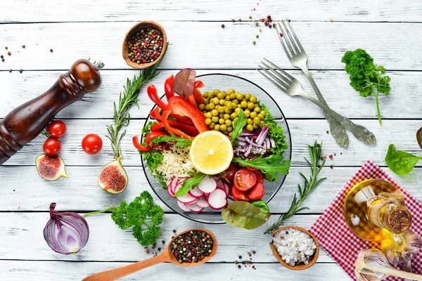 ブッダボウル 健康的でバランスのとれた食べ物 新鮮な野菜 料理メニュー 無料コピースペース トップビュー — ストック写真