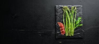 Sebzeli yeşil kuşkonmaz. Yemekler menüsü. Ücretsiz kopya alanı. Üstte görüntü.