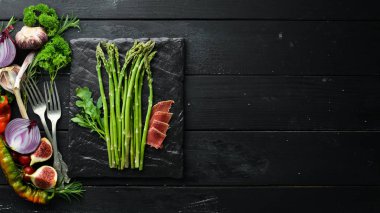 Sebzeli yeşil kuşkonmaz. Yemekler menüsü. Ücretsiz kopya alanı. Üstte görüntü.