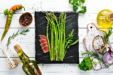 Sebzeli yeşil kuşkonmaz. Yemekler menüsü. Ücretsiz kopya alanı. Üstte görüntü.