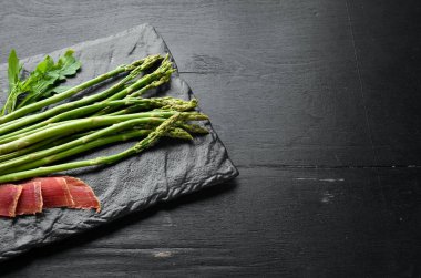 Sebzeli yeşil kuşkonmaz. Yemekler menüsü. Ücretsiz kopya alanı. Üstte görüntü.