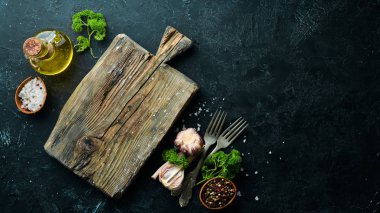 Mutfak tahtası ve sebzeli baharatlar. Yemekler menüsü. Ücretsiz kopya alanı. Üstte görüntü.