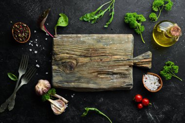 Mutfak tahtası ve sebzeli baharatlar. Yemekler menüsü. Ücretsiz kopya alanı. Üstte görüntü.