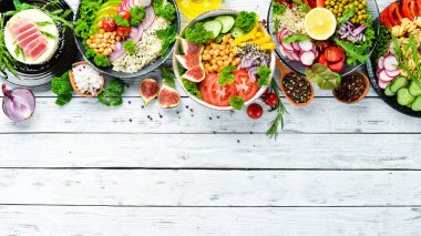 Masanın üstünde ki tabaklar. Pirinç, mercimek, nohut, et ve balık. Yemekler menüsü. Ücretsiz kopya alanı. Üstte görüntü.