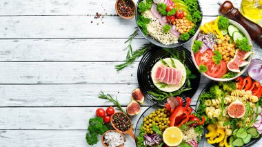 Masanın üstünde ki tabaklar. Pirinç, mercimek, nohut, et ve balık. Yemekler menüsü. Ücretsiz kopya alanı. Üstte görüntü.