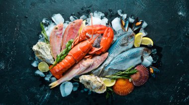 Taş zeminde deniz ürünleri. Istakoz, balık, kabuklu deniz ürünleri. Üst te. Ücretsiz kopyalama alanı.