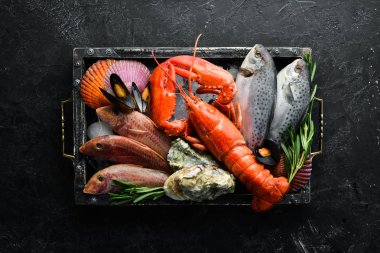 Taş zeminde deniz ürünleri. Istakoz, balık, kabuklu deniz ürünleri. Üst te. Ücretsiz kopyalama alanı.