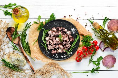 Tabakta küçük ahtapotlar var. Üst te. Ücretsiz kopyalama alanı.