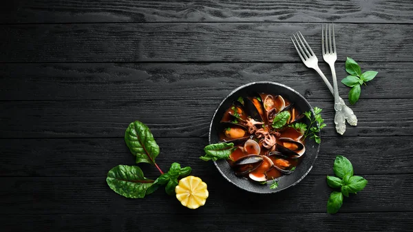 Sopa Tomate Com Frutos Mar Mexilhões Amêijoas Polvos Fundo Antigo — Fotografia de Stock