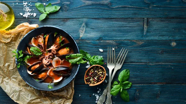 Sopa Tomate Con Mariscos Mejillones Almejas Pulpos Viejo Fondo Vista — Foto de Stock