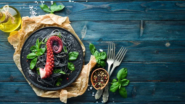 Pasta Negra Con Tentáculos Pulpo Mariscos Plato Piedra Viejo Fondo —  Fotos de Stock