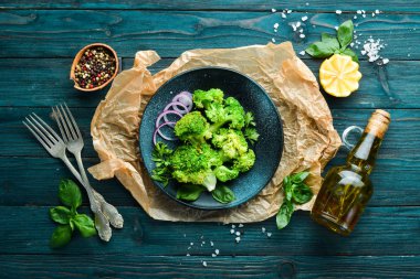 Bir taş tabak üzerinde baharat ile haşlanmış brokoli. Üst te. Ücretsiz kopyalama alanı.