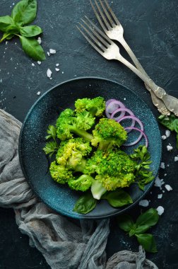 Bir taş tabak üzerinde baharat ile haşlanmış brokoli. Üst te. Ücretsiz kopyalama alanı.