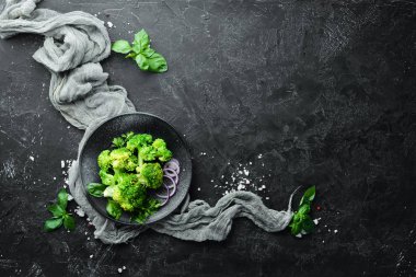 Bir taş tabak üzerinde baharat ile haşlanmış brokoli. Üst te. Ücretsiz kopyalama alanı.