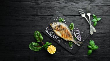 Dorado balığı taş tabakta ızgara. Üst te. Ücretsiz kopyalama alanı.