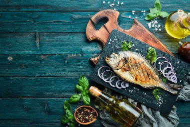 Dorado balığı taş tabakta ızgara. Üst te. Ücretsiz kopyalama alanı.