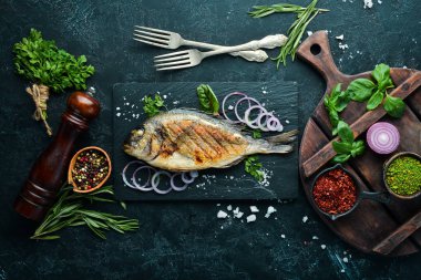 Dorado balığı taş tabakta ızgara. Üst te. Ücretsiz kopyalama alanı.