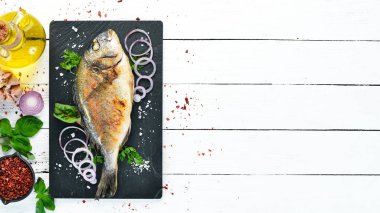 Dorado balığı taş tabakta ızgara. Üst te. Ücretsiz kopyalama alanı.