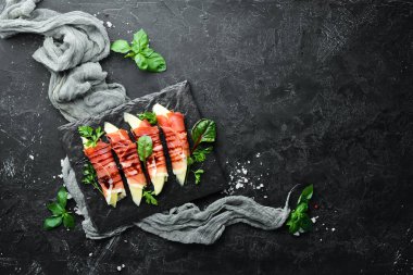 Prosciutto bir taş plaka üzerinde kavun ile. Geleneksel İtalyan mezesi. Üst te. Ücretsiz kopyalama alanı.