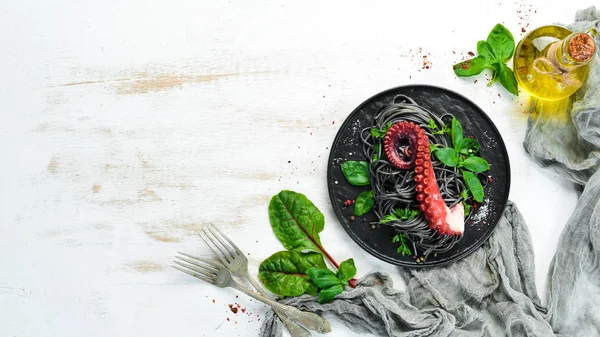 Pasta Negra Con Tentáculos Pulpo Mariscos Plato Piedra Viejo Fondo — Foto de Stock