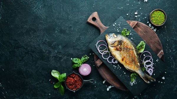Dorado Fisch Auf Steinplatte Gegrillt Ansicht Von Oben Freier Kopierraum — Stockfoto