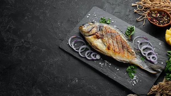 Dorado balığı taş tabakta ızgara. Üst te. Ücretsiz kopyalama alanı.