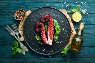 Taş tabakta haşlanmış ahtapot dokunaçları. Deniz ürünleri. Üst te. Ücretsiz kopyalama alanı.