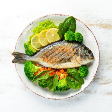 Izgara sebzeli Dorado balığı. Deniz ürünleri. Üst te. Ücretsiz kopyalama alanı.