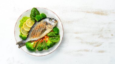 Izgara sebzeli Dorado balığı. Deniz ürünleri. Üst te. Ücretsiz kopyalama alanı.