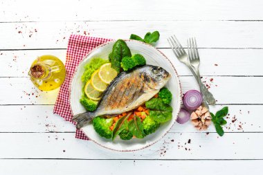 Izgara sebzeli Dorado balığı. Deniz ürünleri. Üst te. Ücretsiz kopyalama alanı.