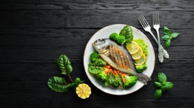 Izgara sebzeli Dorado balığı. Deniz ürünleri. Üst te. Ücretsiz kopyalama alanı.