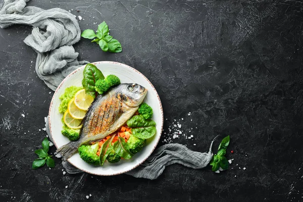 Dorado Fisch Mit Gegrilltem Gemüse Meeresfrüchte Ansicht Von Oben Freier — Stockfoto
