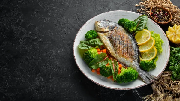 Peixe Dorado Com Legumes Grelhados Frutos Mar Vista Superior Espaço — Fotografia de Stock