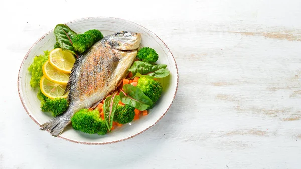 Izgara sebzeli Dorado balığı. Deniz ürünleri. Üst te. Ücretsiz kopyalama alanı.