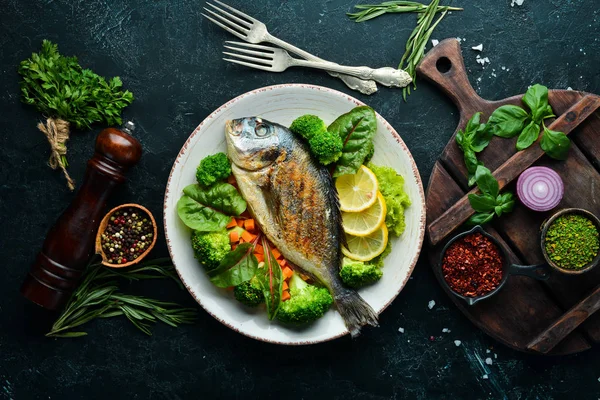 焼き野菜のドラド魚 シーフード トップビュー 無料コピースペース — ストック写真