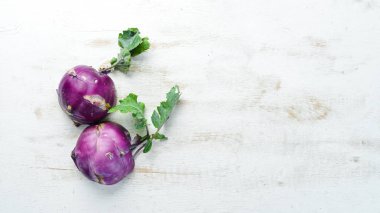 Ahşap arka plan üzerinde yeşil yaprakları ile Kohlrabi lahana. Üst te. Metniniz için boş alan.