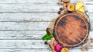 Tropikal Meyve Salatası. Tropikal Meyveler. Üst te. Metniniz için boş alan.