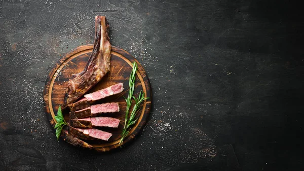 Bistecca Alla Griglia Sull Osso Tagliata Fette Erbe Spezie Fondo — Foto Stock